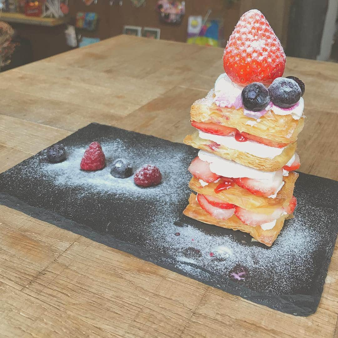 Tastimeのインスタグラム：「いちごミルフィーユにいちごのアイスクリーム❣️❣️❣️ piu🍓 📍京都府京都市北区大将軍西町131 KNOBビル1F 8:30am〜6:00pm [定休日]火曜日 ¥1000〜¥1999 photo by @yuuuuuur_r  @risakun1970」