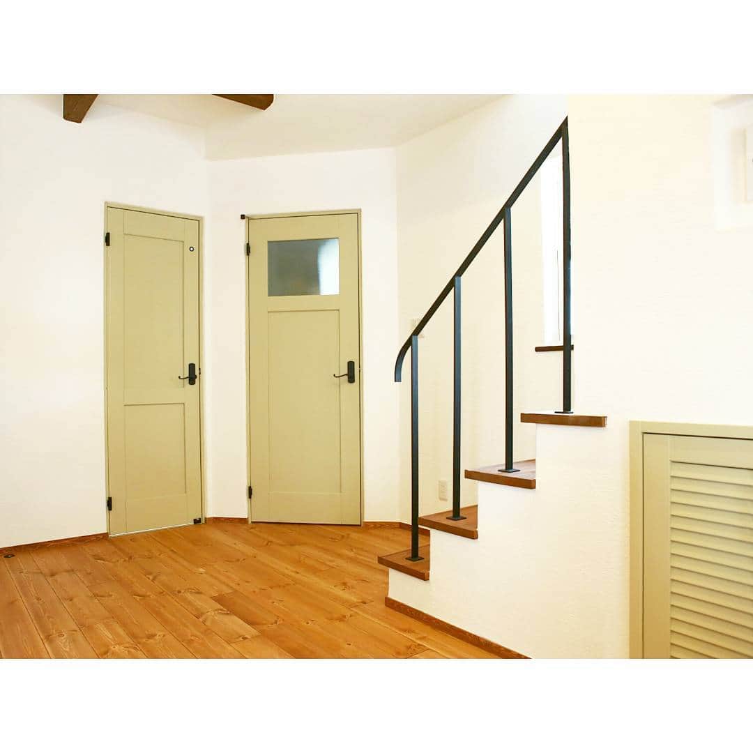 homelife 夢を叶える暮らし方のインスタグラム：「【どっちを開ける？】 . 似ているけど違うドア どっちを開けようか迷ってしまいそう ちょっとした遊び心をプラス✩⃛ . . ◆―――――――――――――――◆ ▷ more… @homelife_gallery ◆―――――――――――――――◆ . . #ドア #白い壁 #自然素材 #ナチュラルな暮らし #階段 #階段下収納 #こだわりの家 #間取り #欧風 #おしゃれな家 #マイホーム #福知山 #豊岡 #加東 #姫路 #注文住宅 #自由設計 #デザイン住宅 #naturalmaterials #woody #comfortablelife #house #home #homelife_京都 #homelife_大阪 #homelife_兵庫 #ホームライフ #ホームライフ100 #アーキホームライフ」