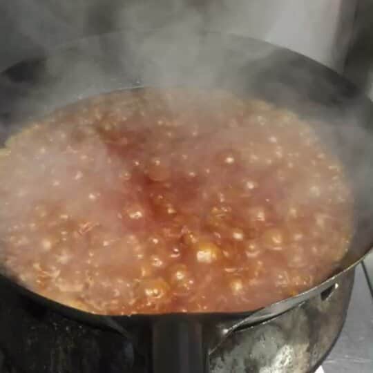 まぜそば・らーめん 覇丸堂のインスタグラム：「台湾ミンチ炒めて煮込んでま！ 食べにきてんかー #台湾まぜそば #近畿大学 #近大 #食べ放題」