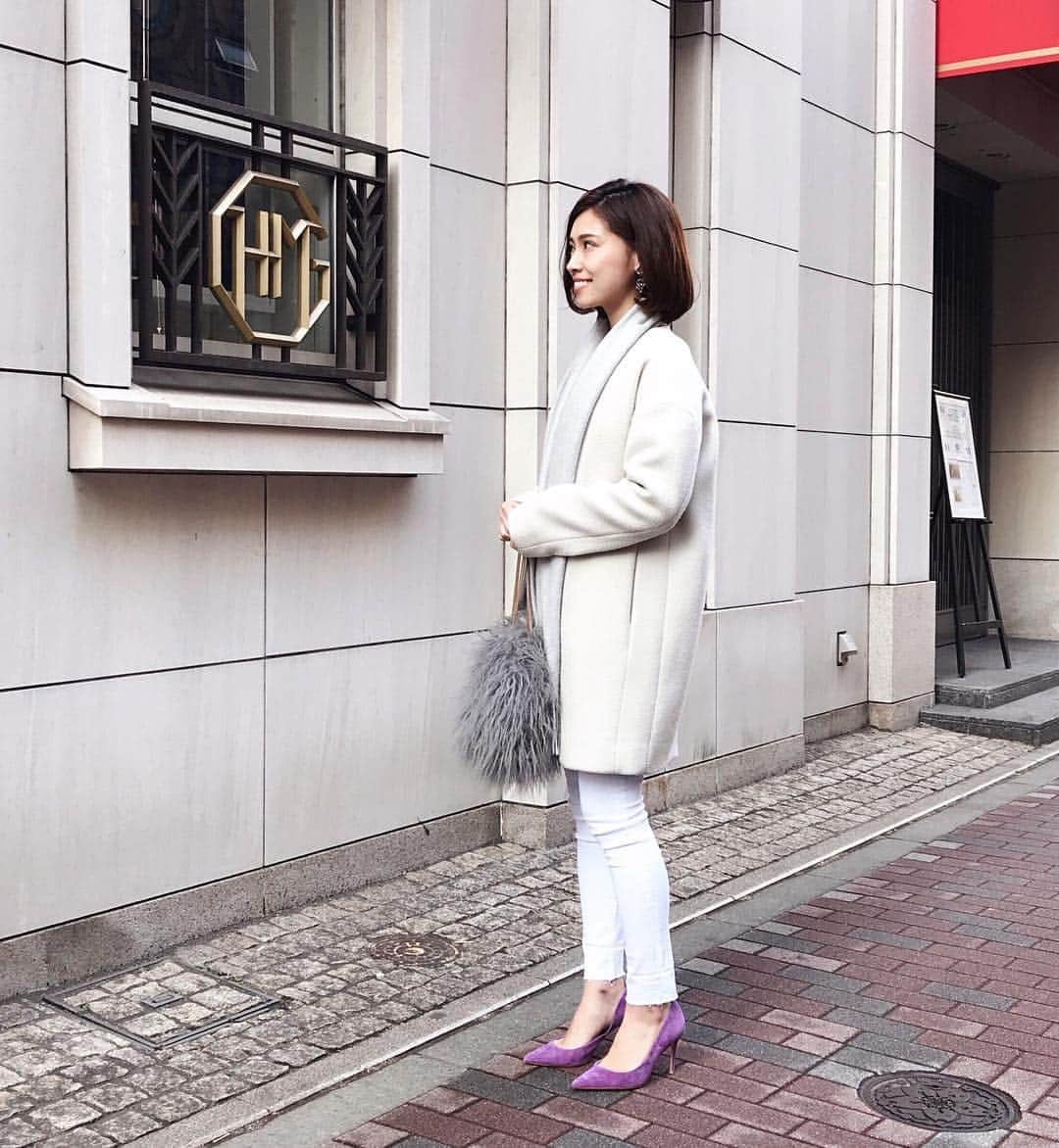 のインスタグラム：「* * パープルが履きたかった日のコーデ☺️ * #outer#loungedress  #pants#ZARA #stole#lanvin  #furbag#titivate#titivatestyle  #tsurubymarikooikawa * * スケートで負った傷が治らなくて目立つ…😭 * #fashion#fashionstagram#instafashion#outfit#ootd#ootd_kob#whitecode#ファッション#ホワイトコーデ#パープルパンプス#パープル#ラベンダーカラー#シンプルコーデ#ティティベイト#ラウンジドレス#ザラジョ#ママコーデ#春コーデ」