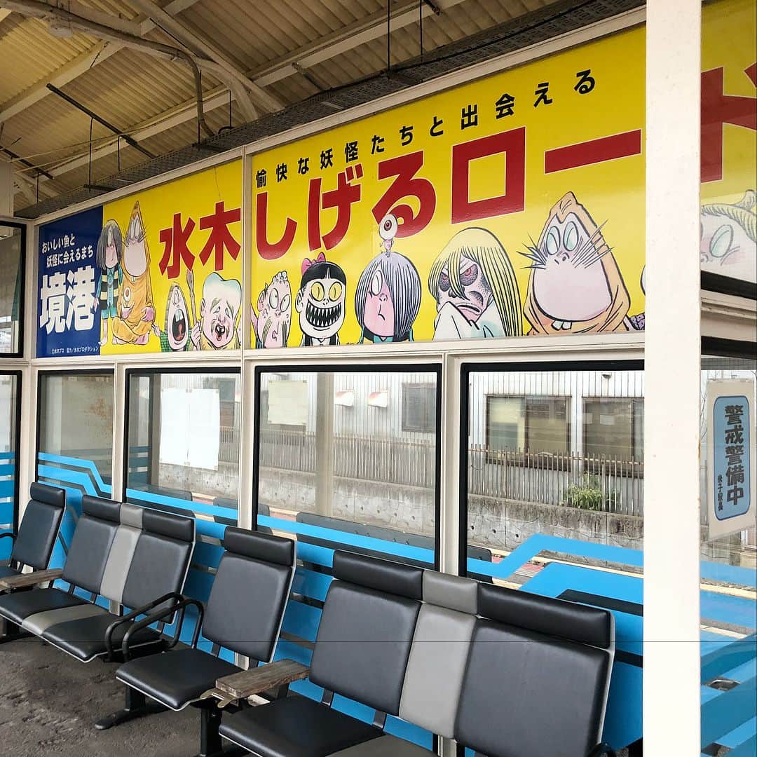 Yukaさんのインスタグラム写真 - (YukaInstagram)「鬼太郎電車🚃 這是一個在行程外的景點，也是我昨天五點就起床準備的原因，整個活動的行程都是排很滿的，但既然都來到這裡，當然就不想錯過任何值得去的地方。吃完早餐收完行李以後趕快衝去最近的米子站，在售票機購買了¥140入場券，就可以盡情的在車站內拍照。在米子車站的0號月台，特別有一個ねずみ男駅(鼠男站)，0號月台也位在不起眼的小角落，更讓人有種進到異世界的奇妙感。從今年開始，換上全新的彩繪列車，總共有六種不同角色的車廂，分成1.3.7月、三個階段持續登場，這次我遇到的剛好是鬼太郎和貓女的車廂，車廂內從椅子到天花板都有鬼太郎與其他角色的蹤跡，讓我狂拍了不少照片。另外想補充一點，境港線的班次很少，基本上一小時才有一班車，大家來之前可以先查好時刻表，才不會空等很久唷。最後，正當要準備離開時，恰巧有另一台鬼太郎列車正在做維修檢查，是撒砂婆婆和哇哇爺！我真的太幸運了！一次收集到四種列車！最後第三波眼球老爹和鼠男的列車則是今年七月開始運行，有來到鳥取的話千萬不要錯過這麼可愛的鬼太郎車站！我的鬼太郎系列終於介紹完畢了，實在有太多太多照片想跟大家分享，其他放不完的照片我會再上傳到限時動態，之後也會加到個人資料下的精選動態，大家到時候可以再查看～  #yukajapandaily#yukajapantravel#tottori#kitaro#yonago#visit#yonagostation#popjapan#popdaily#米子#鬼太郎#米子空港#ゲゲゲの鬼太郎#目玉おやじ#キャラクター#水木しげる#ねこ娘#すなかけばばあ#こなきじじい#旅行#鳥取県#鳥取県観光交流局#観光スポット#オススメ#鳥取#インスタ映え#ねずみ男駅#境港線#鬼太郎電車#鬼太郎駅」2月26日 14時53分 - loveyuka06