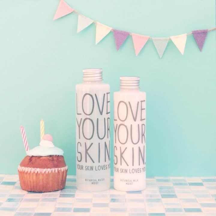 LOVE YOUR SKIN. のインスタグラム：「【HAPPY 2nd BIRTHDAY】 今日は #LOVEYOURSKIN. 2歳の誕生日。 いつもご愛用いただきありがとうございます✨ ⠀⠀ これからも「わたしらしいライフスタイル」を、皆さまと一緒に目指していけたら幸いです。 今後ともよろしくお願いいたします☺️💕 ⠀⠀ @loveyourskin01」