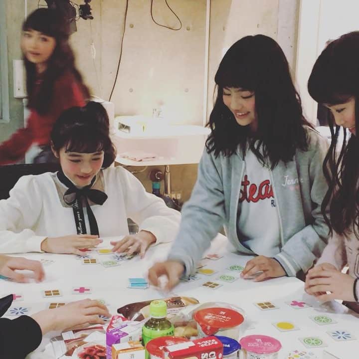 ニコ☆プチのインスタグラム：「マアヤが持ってきた、マークをそろえるカードゲームで遊ぶプチモたち✨ …みんな無言…真剣すぎかよっ 4月号の「撮影日記」もチェックしてねーん👀💕 (ネネ、手だけしか映ってなくてごめん😭🙏) #ニコプチ #プチモ #林芽亜里 #関谷瑠紀 #丸山真亜弥 #撮影中」