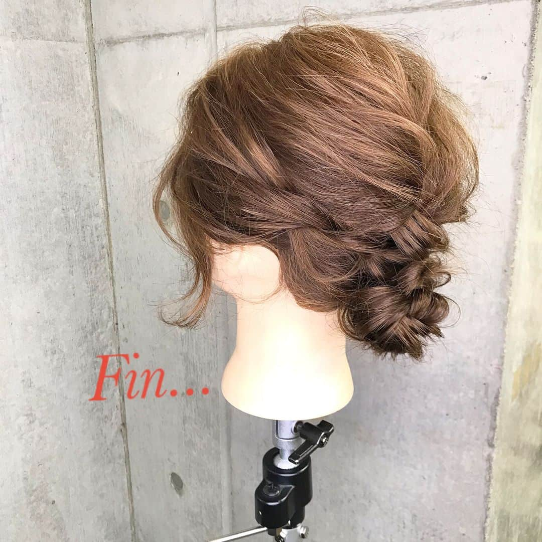 東海林翔太さんのインスタグラム写真 - (東海林翔太Instagram)「簡単で可愛い🎵自分でできるヘアアレンジ✨ ・ ＊凝った風な質感が可愛いシニヨン風の春アレンジ🎀 ・ ■画像をスライドしてそれぞれの工程を見やすくしました☆ ゴム3本ピン2本 1.両サイドとバックとトップの4つに分けます。 2.トップをゆるく三つ編みしてゴムで結び、ほぐします。 3.サイドは後ろにねじりながら適度にほぐす。 4.両サイドをトップの結び目付近で１つに結びます。 5.残りの毛束を一つに結び、三つ編みして毛先はゴムで結びます。 Fin.外巻きにくるくるしながら、襟足付近でピンで2箇所とめて、おくれ毛を巻いて、全体をほぐしたら完成🎀 ・ ＊アレンジリクエストお待ちしてます＊ ・ 吉祥寺 LinobyU-REALM リノバイユーレルム 📞0422272131 東海林翔太 ★ご予約はDMからも気軽にお待ちしてます★  #Shotarange#linobyurealm#リノバイユーレルム#吉祥寺#吉祥寺美容室#吉祥寺ヘアサロン#美容師#hairsalon#hair#hairstyle#ヘアスタイル#ヘアカタ#ヘアカタログ#サロモ#サロンモデル#ヘアセット#ヘアアレンジ#アレンジ#アレンジ解説#セルフアレンジ#くるりんぱ#mery#ロカリ#ロカリヘアアレンジ#Locari#簡単ヘアアレンジ#hairarrange#JHP#セミロング#春アレンジ」2月26日 20時46分 - shotarange