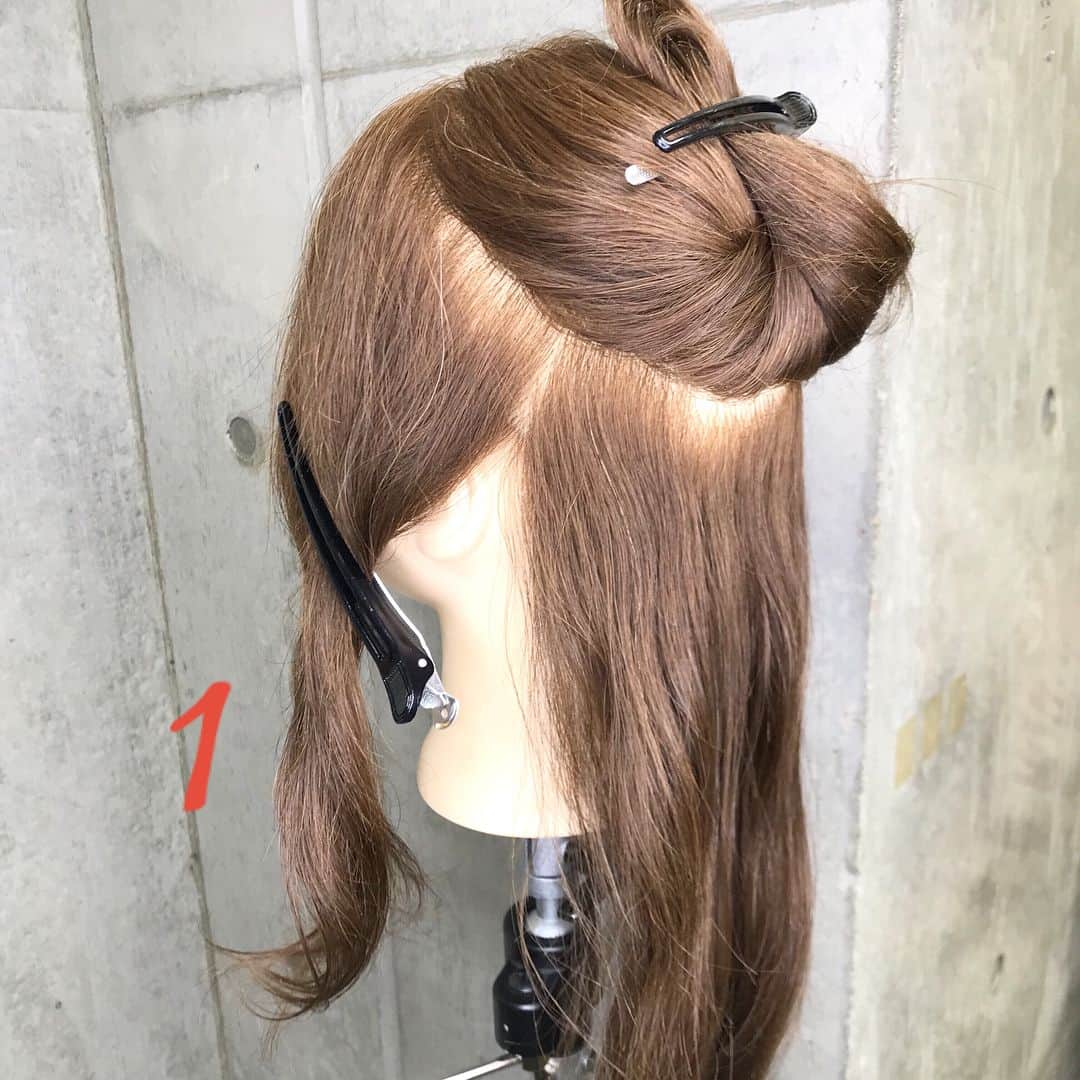 東海林翔太さんのインスタグラム写真 - (東海林翔太Instagram)「簡単で可愛い🎵自分でできるヘアアレンジ✨ ・ ＊凝った風な質感が可愛いシニヨン風の春アレンジ🎀 ・ ■画像をスライドしてそれぞれの工程を見やすくしました☆ ゴム3本ピン2本 1.両サイドとバックとトップの4つに分けます。 2.トップをゆるく三つ編みしてゴムで結び、ほぐします。 3.サイドは後ろにねじりながら適度にほぐす。 4.両サイドをトップの結び目付近で１つに結びます。 5.残りの毛束を一つに結び、三つ編みして毛先はゴムで結びます。 Fin.外巻きにくるくるしながら、襟足付近でピンで2箇所とめて、おくれ毛を巻いて、全体をほぐしたら完成🎀 ・ ＊アレンジリクエストお待ちしてます＊ ・ 吉祥寺 LinobyU-REALM リノバイユーレルム 📞0422272131 東海林翔太 ★ご予約はDMからも気軽にお待ちしてます★  #Shotarange#linobyurealm#リノバイユーレルム#吉祥寺#吉祥寺美容室#吉祥寺ヘアサロン#美容師#hairsalon#hair#hairstyle#ヘアスタイル#ヘアカタ#ヘアカタログ#サロモ#サロンモデル#ヘアセット#ヘアアレンジ#アレンジ#アレンジ解説#セルフアレンジ#くるりんぱ#mery#ロカリ#ロカリヘアアレンジ#Locari#簡単ヘアアレンジ#hairarrange#JHP#セミロング#春アレンジ」2月26日 20時46分 - shotarange