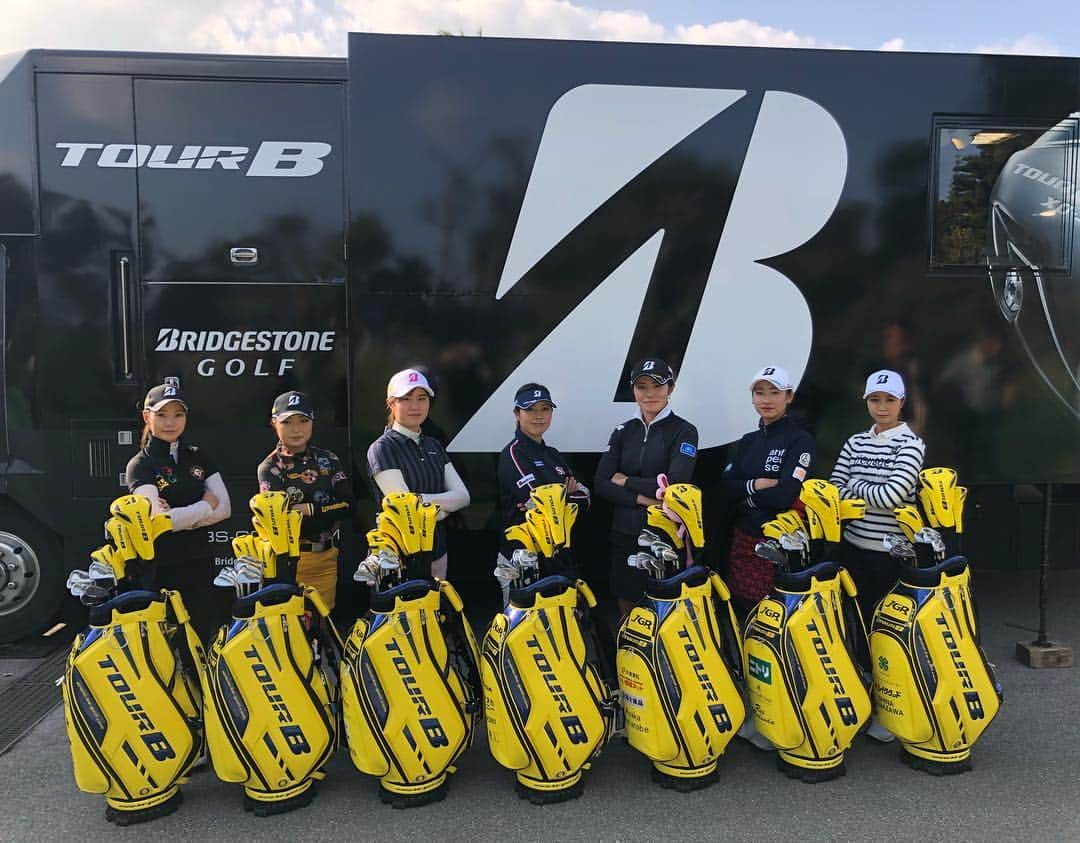 渡邉彩香のインスタグラム：「TEAM BRIDGESTONE⛳️ スタッフのみなさん、いつもサポートありがとうございます😊 今年もよろしくお願いします😊 #西山ゆかりさん #山里愛さん #金澤志奈ちゃん #松田鈴英ちゃん #高橋彩華ちゃん #大里桃子ちゃん」