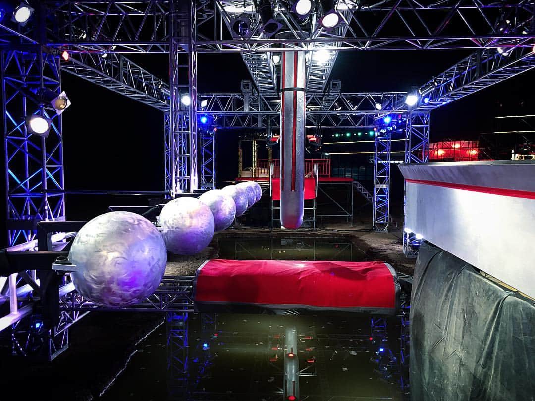 乾雅人のインスタグラム：「SASUKE Ninja Warrior2018 New Obstacle 新エリア 【Planet Bridge プラネットブリッジ】昔あったボディプロップ(Body Prop)の改訂版です。 ボールに両手を、右側に見える板に足を付け横移動します。尚、足場は20cm自動で連続開閉します。キツイ！ #SASUKE2018 #ninjawarrior」