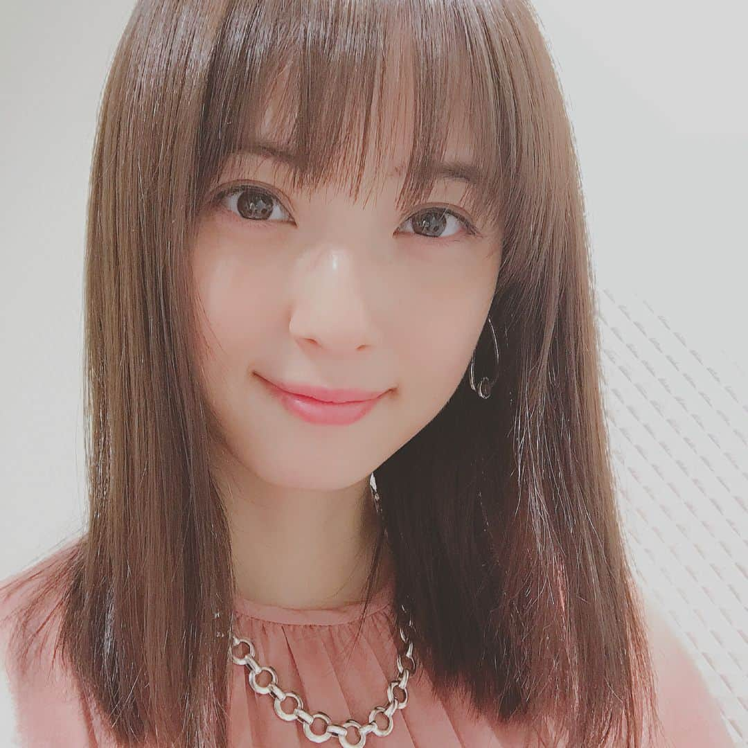 佐々木希さんのインスタグラム写真 - (佐々木希Instagram)「#ヘアーメンテナンス #air#金丸佳右 さん まるちゃん鍛えているのだけど 胸の筋肉が凄い事に…😧」2月26日 22時24分 - nozomisasaki_official