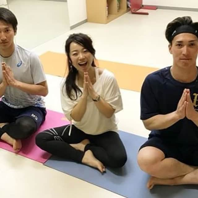 青山大紀さんのインスタグラム写真 - (青山大紀Instagram)「今日は練習後にヨガインストラクターの京乃ともみさんにわざわざ宮崎まで来てもらい、レッスンを駿太さんと受けてきました！ 本当にいい機会を頂き感謝です！  ヨガでは 体の動かし方から呼吸法まで沢山の事を指導してもらいました！  レッスン後は姿勢や肩甲骨の柔軟性をとても感じられてとてもスッキリしました！ これからも続けていきたいです！  これで明日も頑張れます(笑) おやすみ〜  #京乃ともみ さん #ReebokOneアンバサダー #ヨガ #後藤駿太 さん」2月26日 22時44分 - 27xaoz65