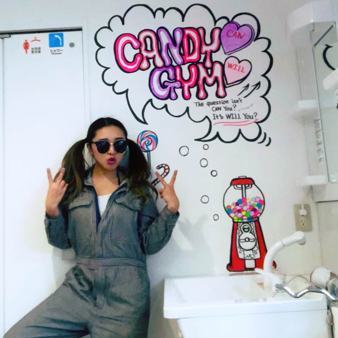 miniさんのインスタグラム写真 - (miniInstagram)「my art✍️🎨🍭💓💜 【CANDY GYM】 🏋🏽‍♂️🤼‍♂️🥊🧘🏽‍♂️🧘🏼‍♀️✨🎪 六本木の交差点に24h Openのジムが本日オープンしたよ🙌✨ カードキーになっていて、24時間いつでも来れちゃうんだって🥊🏋🏼‍♂️🧘🏼‍♀️ これから、ヨガやキックボクシング、パーソナルレッスンとかもどんどん増えてくるみたいなので楽しみ✨✨😆 ここのジムの更衣室の壁の絵を描いたよ✍️🎨 一個前のpostのartと、これは洗面台の所で、向かいのロッカーの扉を開けてケータイを置いてセルフタイマーで写真を撮ればこんな写真が撮れるSelfie Spotも描いてみました👅🤳💓💜 是非是非みんな来たら写真撮ってみてね💋🎪 🍭🏋🏼‍♂️🤼‍♂️🥊🧘🏽‍♂️🧘🏼‍♀️🍭 【CANDY GYM】 港区六本木5-1-1 丸正小林ビル5F 🍭🍭💜🍭🍭💜🍭 #myart #art #graffiti #graffitiart #wallart #wallpaint #minilbreak #minilbreakart #roppongi #24hgym #CANDYGYM」2月26日 23時28分 - mini.stagram