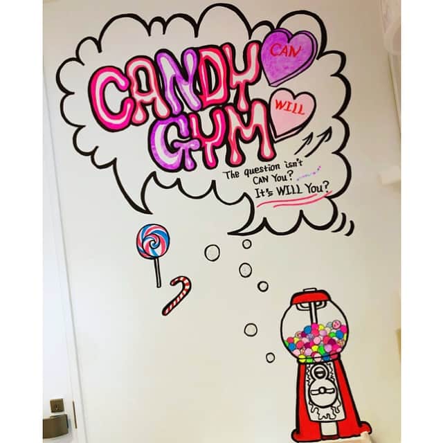 miniさんのインスタグラム写真 - (miniInstagram)「my art✍️🎨🍭💓💜 【CANDY GYM】 🏋🏽‍♂️🤼‍♂️🥊🧘🏽‍♂️🧘🏼‍♀️✨🎪 六本木の交差点に24h Openのジムが本日オープンしたよ🙌✨ カードキーになっていて、24時間いつでも来れちゃうんだって🥊🏋🏼‍♂️🧘🏼‍♀️ これから、ヨガやキックボクシング、パーソナルレッスンとかもどんどん増えてくるみたいなので楽しみ✨✨😆 ここのジムの更衣室の壁の絵を描いたよ✍️🎨 一個前のpostのartと、これは洗面台の所で、向かいのロッカーの扉を開けてケータイを置いてセルフタイマーで写真を撮ればこんな写真が撮れるSelfie Spotも描いてみました👅🤳💓💜 是非是非みんな来たら写真撮ってみてね💋🎪 🍭🏋🏼‍♂️🤼‍♂️🥊🧘🏽‍♂️🧘🏼‍♀️🍭 【CANDY GYM】 港区六本木5-1-1 丸正小林ビル5F 🍭🍭💜🍭🍭💜🍭 #myart #art #graffiti #graffitiart #wallart #wallpaint #minilbreak #minilbreakart #roppongi #24hgym #CANDYGYM」2月26日 23時28分 - mini.stagram