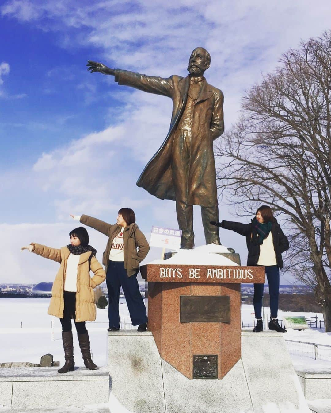 林田雪菜さんのインスタグラム写真 - (林田雪菜Instagram)「たっのしかったあー！！！ また行きたい〜❄️ #札幌 #初北海道 #定番観光地巡り #写真が大量すぎる #羊ヶ丘展望台 #クラーク博士 #boysbeambitious #サッポロビール園  #ビールとジンギスカン #さっぽろテレビ塔 #札幌市時計台 #ジャンプショット と #おばショット #とにかく雪がすごかった #でもふかふか #初めての雪ダイブ #最高 #冬好きにはたまらない #やっぱり雪好き #寒いのが好き #また行きたい #冬の北海道 #ただ凍った道路を歩くのは怖かった」2月26日 23時37分 - hayashidayukina