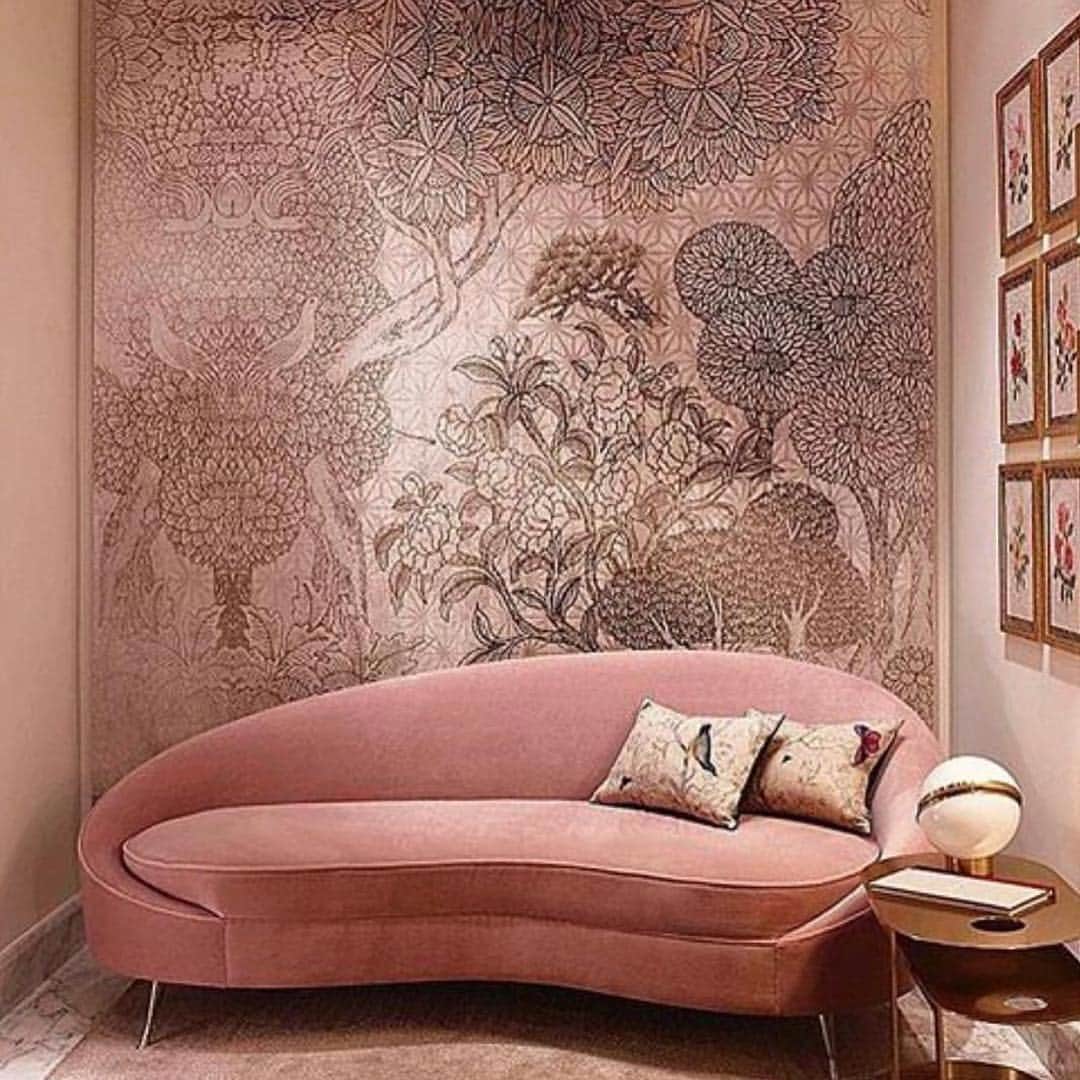 Roxy Sowlaty Interiorsのインスタグラム：「Dusty rose curved sofa perfection 💓 @fdfdesign」