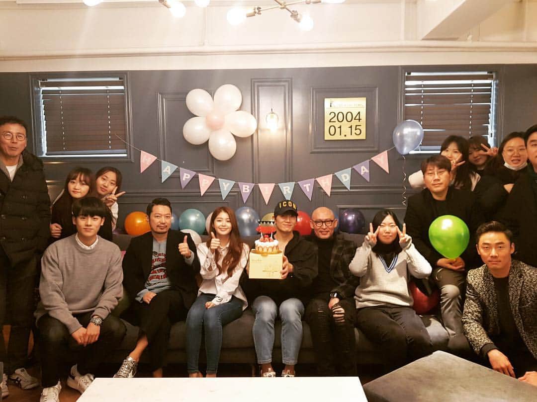 チソンのインスタグラム：「#namooactors #jisung #지성  에구~ 저 오늘 생일이래요~^^ 고마워요 여러분! 더 열심히 일 하겠습니다~^^ 고맙습니다.」