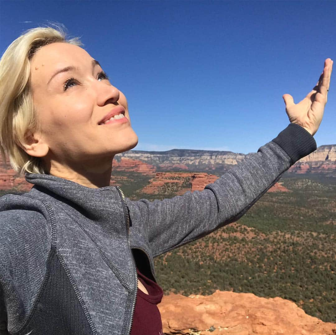 マリーナ・べネディクトのインスタグラム：「Thank you Universe! #Sedona #FilmFestival #Hiking #RedRock #TLC #Connect #GiveThanks #Awe #Wonder #Joy #Quiet #Perspective #Gratitude #Possibilities #Nature #Majestic #Beauty #PinchMe」