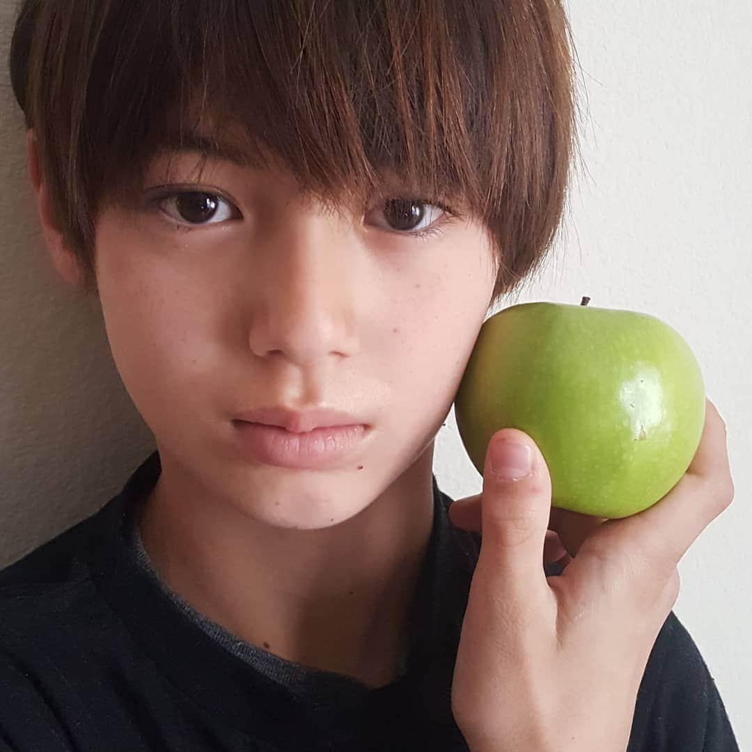 翔さんのインスタグラム写真 - (翔Instagram)「🍏と一緒に撮ってみた カレンダー続報 頭の中はカレンダー写真の事でいっぱい😵 髪がモサモサもっさーーーーー * * #カレンダー #ありがたいお言葉 #本当に嬉しかったです #幸せ者です #実は #カレンダーは宣伝用 #非売品でした #それを聞いて一安心  #しかし #今年４月スタートのスクールカレンダー #もうすぐですやん #間に合うのか #写活の日々 #とっておきを大放出 #インスタ未公開も #青リンゴはカレンダー候補から外れました#もっと撮らなければ #焦る #写真提出締め切り間近 #欲しい人 #いますか？ #在庫抱えたくないです #😭 #プレッシャー」2月27日 12時01分 - sho0509official