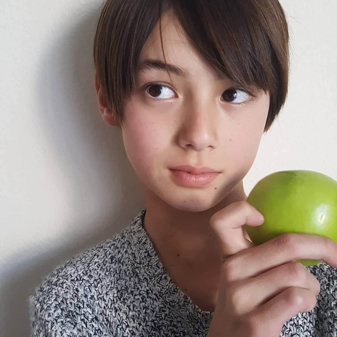 翔さんのインスタグラム写真 - (翔Instagram)「🍏と一緒に撮ってみた カレンダー続報 頭の中はカレンダー写真の事でいっぱい😵 髪がモサモサもっさーーーーー * * #カレンダー #ありがたいお言葉 #本当に嬉しかったです #幸せ者です #実は #カレンダーは宣伝用 #非売品でした #それを聞いて一安心  #しかし #今年４月スタートのスクールカレンダー #もうすぐですやん #間に合うのか #写活の日々 #とっておきを大放出 #インスタ未公開も #青リンゴはカレンダー候補から外れました#もっと撮らなければ #焦る #写真提出締め切り間近 #欲しい人 #いますか？ #在庫抱えたくないです #😭 #プレッシャー」2月27日 12時01分 - sho0509official