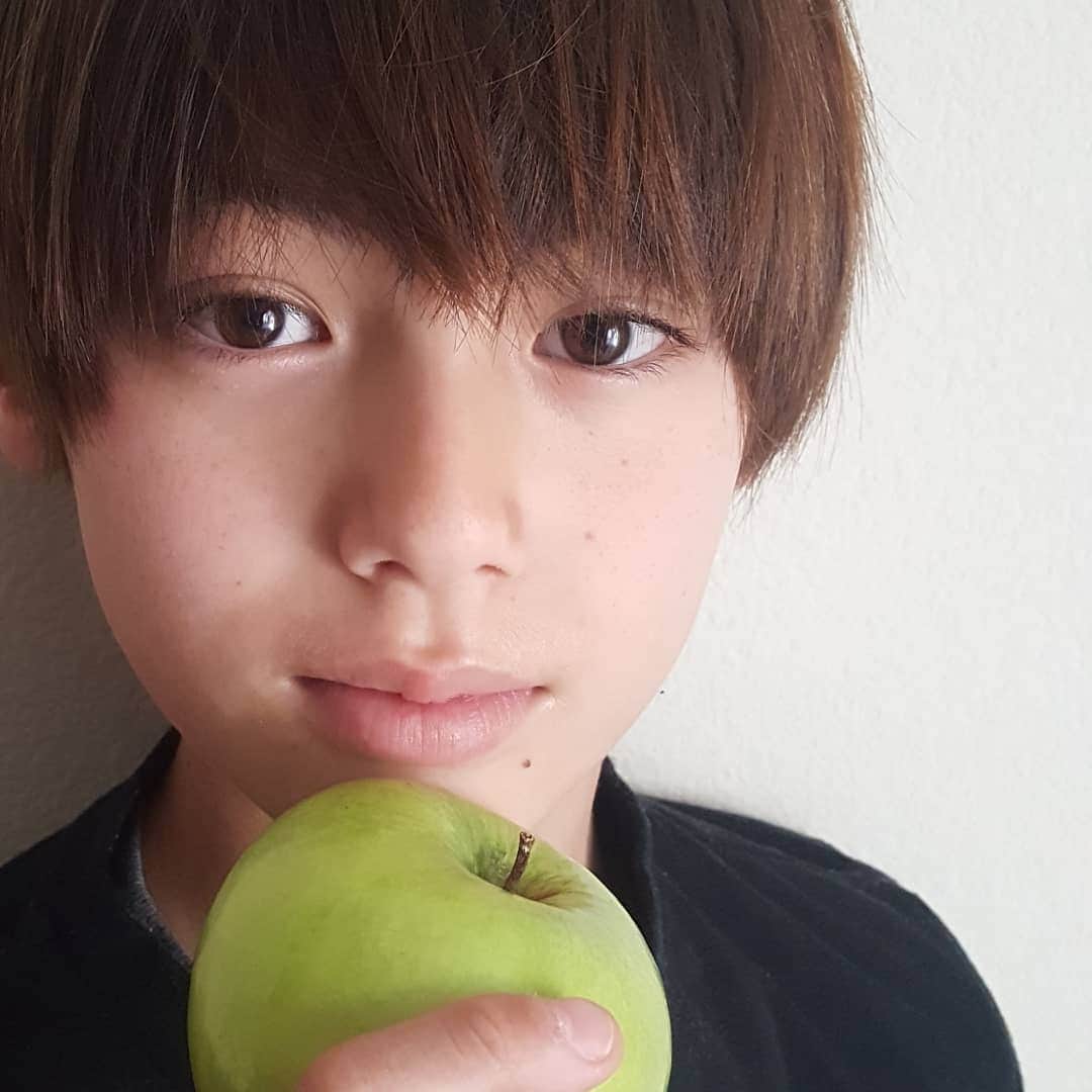 翔さんのインスタグラム写真 - (翔Instagram)「🍏と一緒に撮ってみた カレンダー続報 頭の中はカレンダー写真の事でいっぱい😵 髪がモサモサもっさーーーーー * * #カレンダー #ありがたいお言葉 #本当に嬉しかったです #幸せ者です #実は #カレンダーは宣伝用 #非売品でした #それを聞いて一安心  #しかし #今年４月スタートのスクールカレンダー #もうすぐですやん #間に合うのか #写活の日々 #とっておきを大放出 #インスタ未公開も #青リンゴはカレンダー候補から外れました#もっと撮らなければ #焦る #写真提出締め切り間近 #欲しい人 #いますか？ #在庫抱えたくないです #😭 #プレッシャー」2月27日 12時01分 - sho0509official