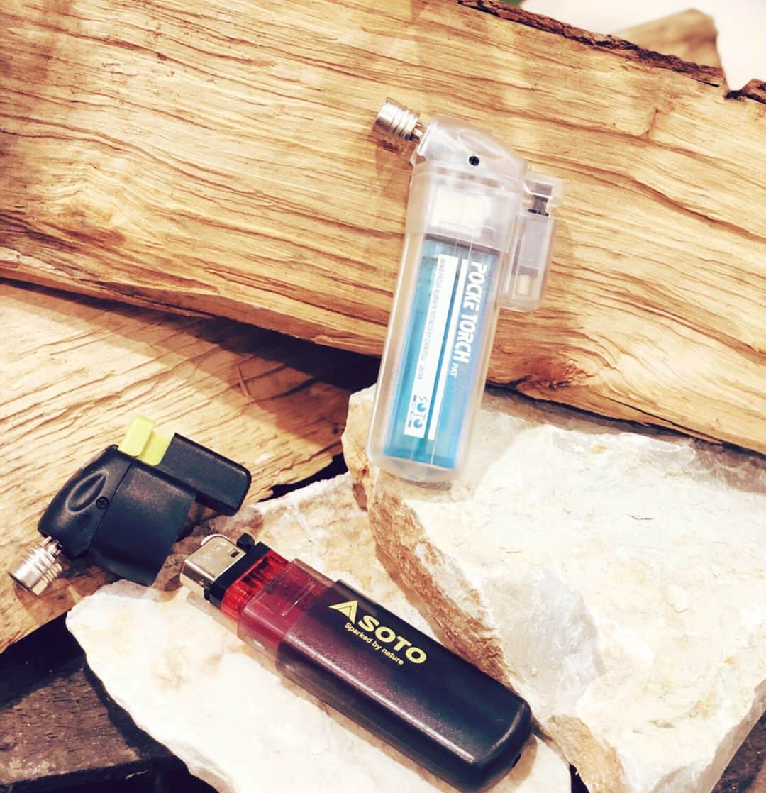 CRATE.JAPANのインスタグラム：「SOTO『ポケトーチ』 . 使い捨てライター(約800℃)を装着するだけで1300℃の強力バーナーに大変身！ . 高火力なのに、通常のライターを使用するよりも使用時間が60％UP⤴️⤴️ . オイルが無くなれば新しいライターに取り替えるだけなので、女性でも簡単につかえちゃいます(⊙ꇴ⊙) . アウトドアだけでなく、家庭でも魚を炙ったりと大活躍間違いなし٩(ˊᗜˋ*)و！ . #アウトドア#SOTO#ポケトーチ#バーナー#キャンプ#花火#炙り#ライター#簡単#outdoor#高火力#便利#枚方市#枚方Crate#lifeisgood」