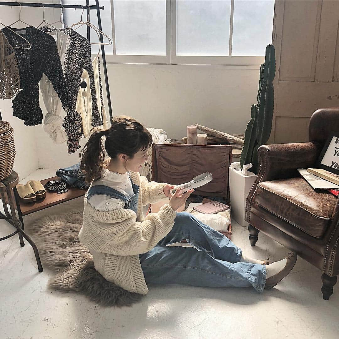 工藤はるかさんのインスタグラム写真 - (工藤はるかInstagram)「ㅤㅤㅤㅤㅤㅤㅤㅤㅤㅤㅤㅤㅤ 自分の笑った顔がコンプレックスなので レアな笑顔写真！🙊㊙️ ㅤㅤㅤㅤㅤㅤㅤㅤㅤㅤㅤㅤㅤ 泉精器製作所のドライヤー Allure の 体験会へ行ってきました 💇🏻‍♀️ ㅤㅤㅤㅤㅤㅤㅤㅤㅤㅤㅤㅤㅤ 手に持ってるカールドライヤーは 本体が細身で握りやすく、ブローも簡単に◎ ㅤㅤㅤㅤㅤㅤㅤㅤㅤㅤㅤㅤㅤ @sakiiiya さんが作った空間がかわいすぎて、、 こんなお家に住みたいと思った🏠♡ ㅤㅤㅤㅤㅤㅤㅤㅤㅤㅤㅤㅤㅤ #泉精器製作所 #izumi_allure #ドライヤー #カールドライヤー」2月27日 22時48分 - har_326