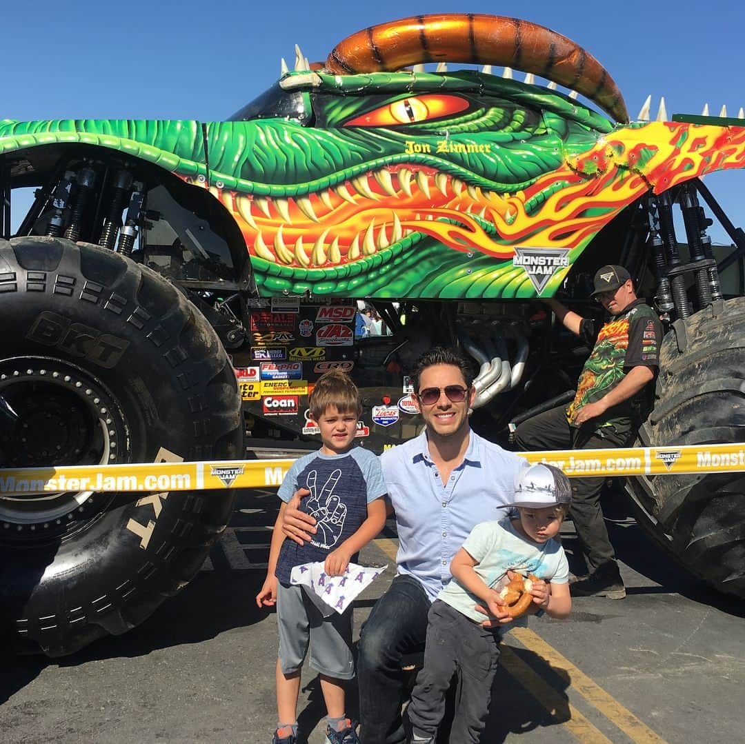 マイケル・レイディのインスタグラム：「Oh yes we did.  #monsterjam2018 #gravedigger  #dragon @monsterjam」