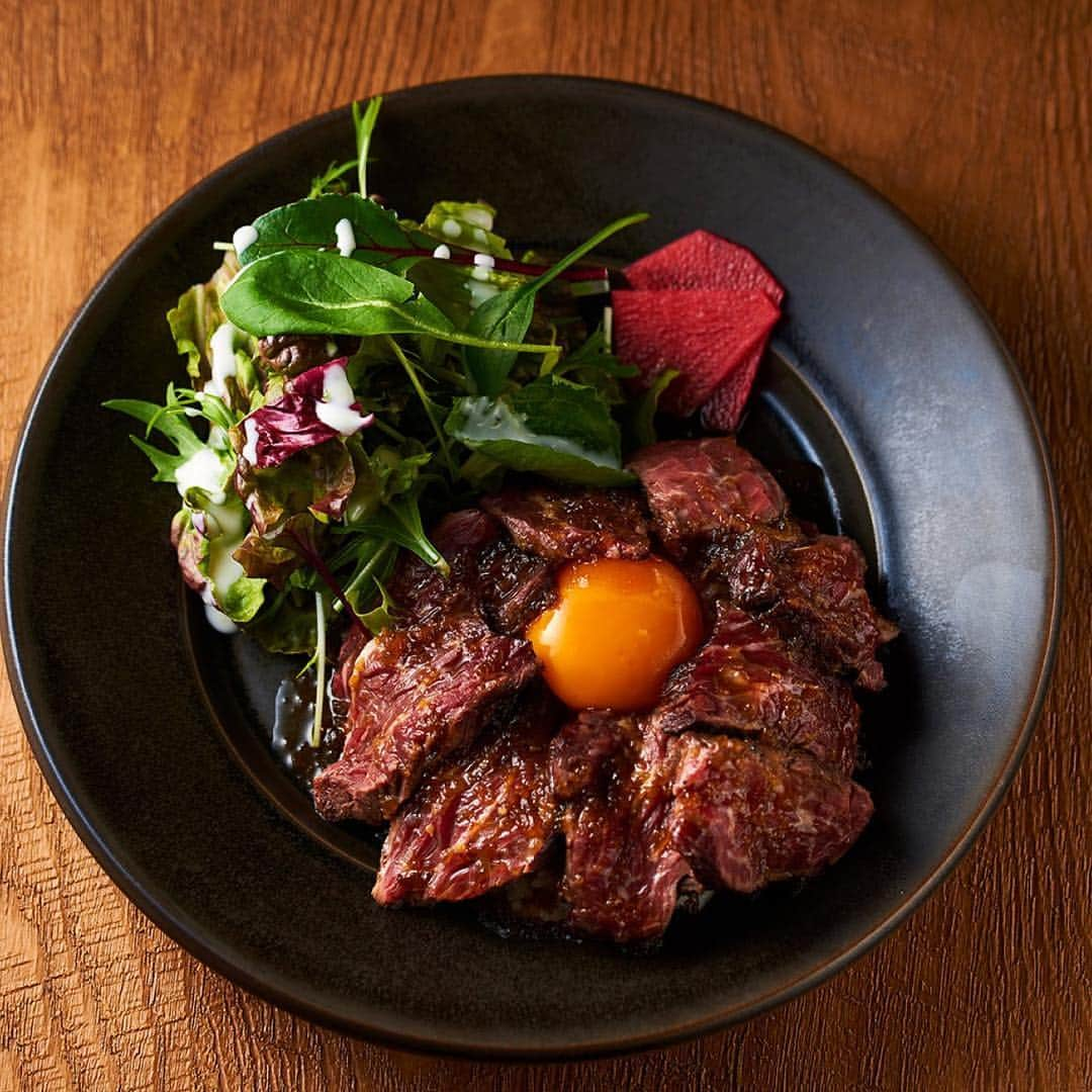 肥後橋アン,モッテのインスタグラム：「. ハラミステーキ丼🥩 . こちらもランチの大人気メニューです😋 . 肉厚ハラミがランチでもお楽しみ頂けます😋 . こちらも黄身を潰してから😍 . #アンモッテ  #炭火肉バル塊肉アンモッテ  #ランチ #ディナー  #肉バル #肉屋 #ハラミ  #ハラミステーキ丼  #塊肉 #赤身肉 #肉寿司  #肉バル #肉 #がっつり #肥後橋ランチ #大阪ランチ #肥後橋 #江戸堀 #土佐堀  #京町堀 #靭公園 #大阪  #大阪ランチ #大阪グルメ #大阪ディナー」