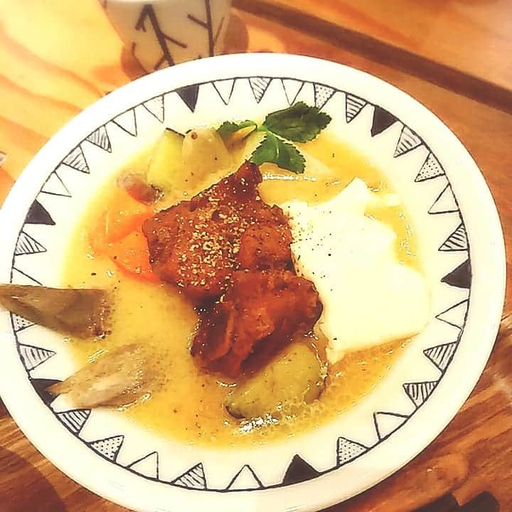 村田綾野のインスタグラム：「昨日稽古後に食べたとんじる。これ、とんじるなんだって！！焼いたスペアリブが乗ってるの…お酒に良く合います… #豚汁 #スペアリブ #のんべえ #稽古 #舞台」