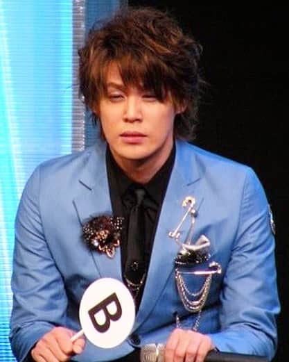 宮野真守のインスタグラム：「🌸 --- 動画アップするのモチベーションがなんか 少しなくなったと思います🙃 昨日50件くらいの投稿を削除されたから、 来月にLOVINGの動画を載せたいと思ったけど、 それはやはり無理かな💔 マモちゃんの音楽もダンスも、 KPOPアーティストのレベルまで上手なのに、 フルバージョンのMVだけでも載せたくないなら、 なんか悔しいと思います😕 日本以外にもファンがたくさんいるのに、 マモちゃんに好きになる人も絶対いると思うのに、 動画とか見たいけど見えなくて悔しいですね😔💔 --- I was planning on posting Mamo's LOVING tour next month but with what happened yesterday, I guess that's a no-go now 🙃 Sometimes I wish Japan wasn't so strict with copyright.. Mamo's fanbase would probably increase tremendously if his music and videos were more accessible on the Internet 🤔 To me he sings and dances almost as well as a K-Pop star but while K-Pop stars are given a lot of exposure online (because their music is so easily accessible), Japan doesn't want to do that 💔 And it's such a shame really because I feel like Mamo can be SO much more popular with the amount of talent that he has.. if only they knew how to market him beyond Japan 😞💔 --- #宮野真守 #miyanomamoru #mamorumiyano #声優 #seiyuu」