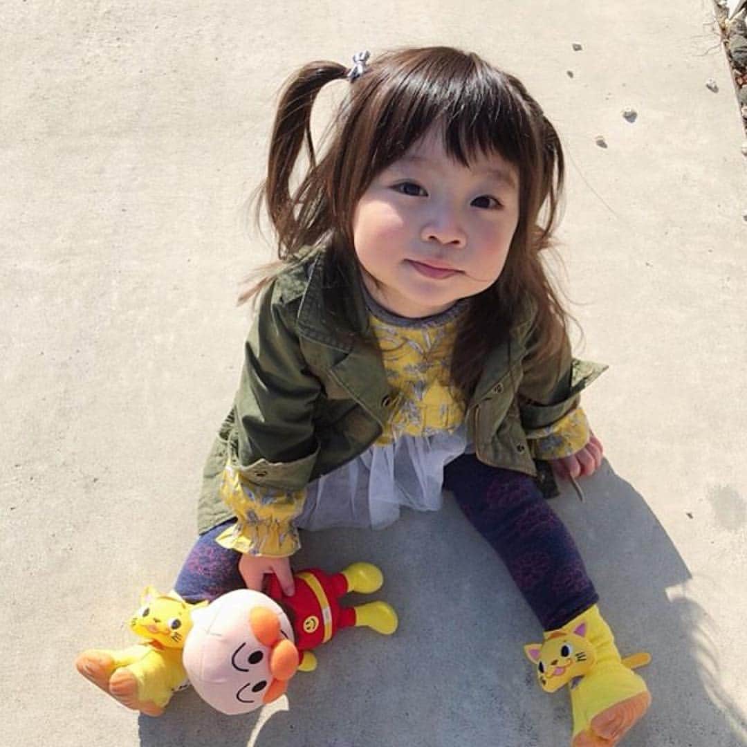 幼児用ファッション地下たびFUM FUM(ファンファン）のインスタグラム：「. イエロー × カーキって可愛いですよね！ 私も好きな組み合わせです☺️💓 . インスタをいろいろ見ているとコーディネート含め春らしい写真が増えてきていてワクワクします😆 . FUMFUMは世界初！機能性と可愛さを兼ね備えた子ども用の地下足袋です✨詳しくは公式HPまで💁 ↓ @fumfum.tabi tabi-fumfum.jp/ig/  または【FUMFUM】で検索(☞＾Å＾)☞📲💻 . #ゲンナイ製薬 #キッズ #1歳 #2歳#3歳 #プレゼント #踏み育 #コドモノ #親バカ部 #ママリ #キッズコーデ #親ばか #ファンファン #散歩 #ファーストシューズ #ベビフル #ママカメラ #キャンペーン #足袋 #地下足袋 #ねこ #fumfum #ig_kids #ig_kidsphoto #kidsgram_tokyo #love #family #ig_oyabakabu」