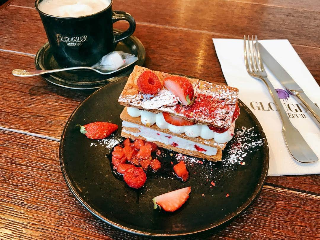 平有紀子さんのインスタグラム写真 - (平有紀子Instagram)「ミルフィーユ♥️ . ケーキってたまに無性に食べたくなる😍♥️ . . #tokyo #japan #daikanyama #sweets #cake #strawberry #glougloureefur #cafe #ケーキ #ミルフィーユ #苺 #スイーツ #代官山 #カフェ」2月27日 18時31分 - yukikotaira