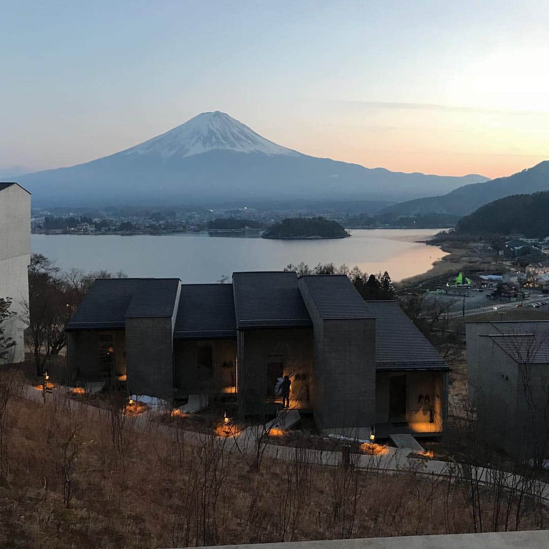 marie_8203のインスタグラム：「河口湖＋🗻. ついつい拝みたくなる🙏✨」