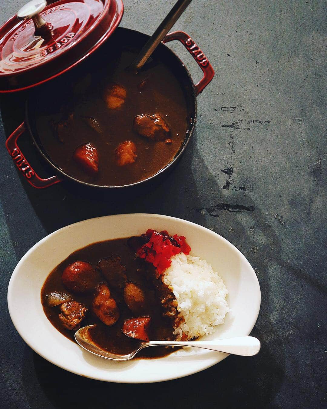 樋口正樹さんのインスタグラム写真 - (樋口正樹Instagram)「Curry . 今夜はカレーライス🍛 野菜も肉もゴロゴロと。 昼のボッリートからの味変。 久しぶりの福神漬け。 . . #カレーライス #カレー #ポークカレー #野菜ゴロゴロ #グランドマザーカレー #ストウブ #ゴールデンカレー #樋口さんちもカレー #currygram #curry #curryrice #madeinstaub #🍛」2月27日 18時53分 - higuccini