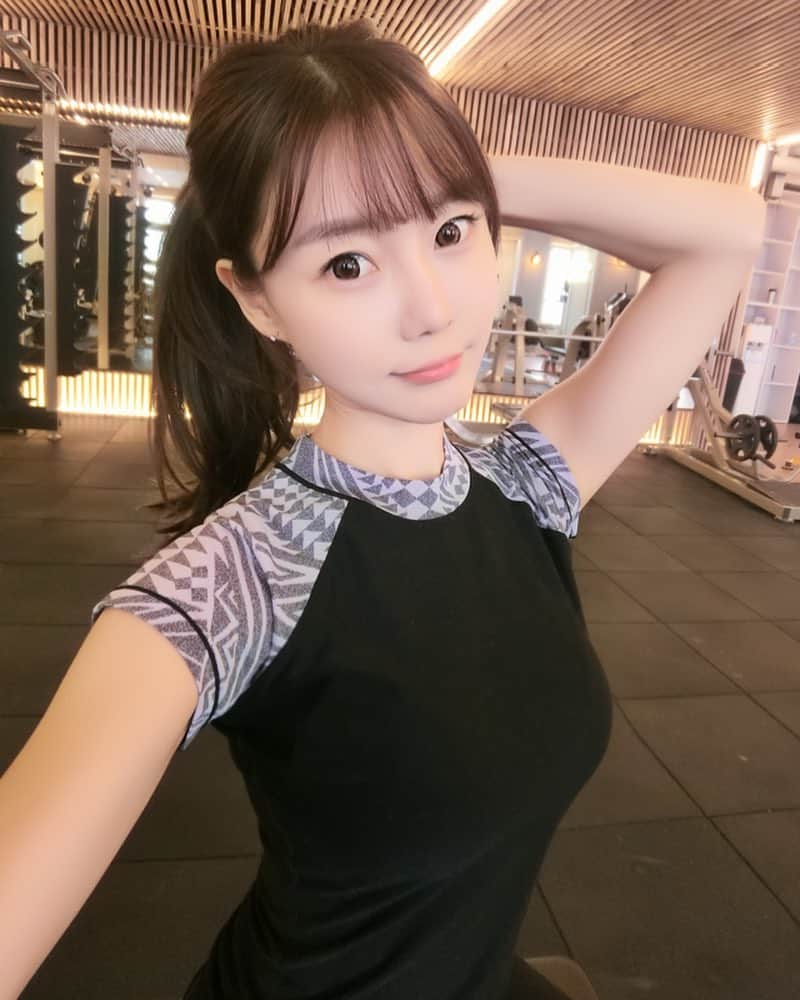 チェ・スルギさんのインスタグラム写真 - (チェ・スルギInstagram)「몸도 마음도 건강이 최고  나 운동시작해따 헤헷  평생 처음해보는 pt에 팔다리가 후달달달달 😑😑😑😑 왕골반 왕온도니만들어주세요 트레이너쌤  헤헷 . .  #팀윤 #팀윤서현점 #분당헬스 #분당pt #성남헬스 #성남pt #운동하는여자 #운동스타그램」2月27日 18時56分 - angel9028