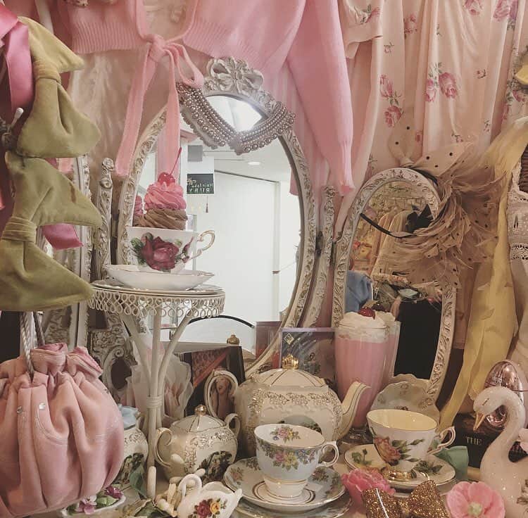 のインスタグラム：「Charoll Vintageの店内が可愛いすぎて夢のようだった...🌷 . . . #charollvintage #vintage #instaphoto #instagood #pink」