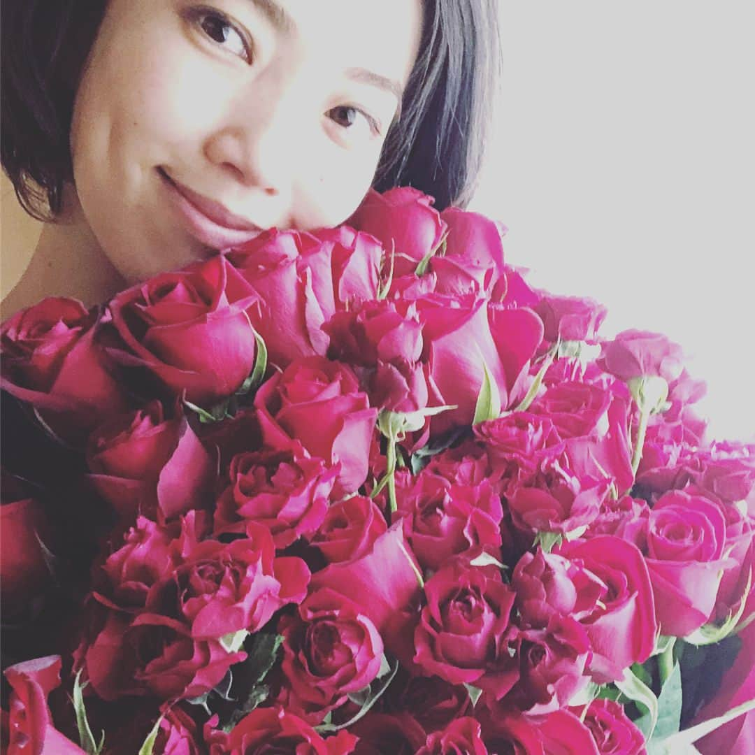 菅井悦子さんのインスタグラム写真 - (菅井悦子Instagram)「気づけば結婚して３年が経ちました☺️ . まだ３年？もう３年？ なんだかずーっと一緒にいるので 親よりも長くいる気がします😂 . 私は感情を溜め込こみまくって爆発させる煩わしいオンナでしたが（笑） . 言いたいことはいう、 その場で解決する、 （その場から逃げないw） 物事を冷静に、視野を広く持って見る、 ようになったのは、オットのおかげだと思います。 . 山あり谷あり、 笑って泣いて、 これからも楽しく過ごしていきたいものです😉 .. 結婚記念日当日は、人生最大の花束を友人達から頂くという大サプライズ！ こんなに美しいバラを頂けるなんて😭 . 本当にありがとうございました😍  #結婚記念日 #いつもありがとう #223」2月27日 21時31分 - etsuko313