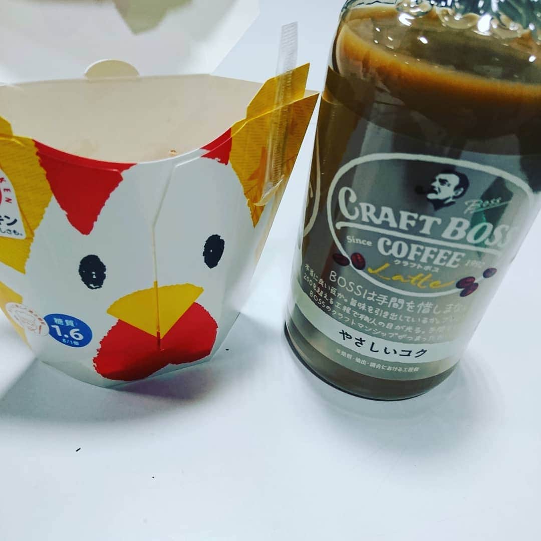 宮川英二のインスタグラム：「ラストセカンド∞バトル！ サルゴリラさんにご馳走して頂いたー！！ 赤羽さんにはご自身オススメコーヒー！ 児玉さんには！からあげクン！ ご馳走さまです！卒業したくないよー！！ #サルゴリラ #赤羽さん #児玉さん #bosscraftboss #からあげクン #赤羽ボス #児玉げクン」