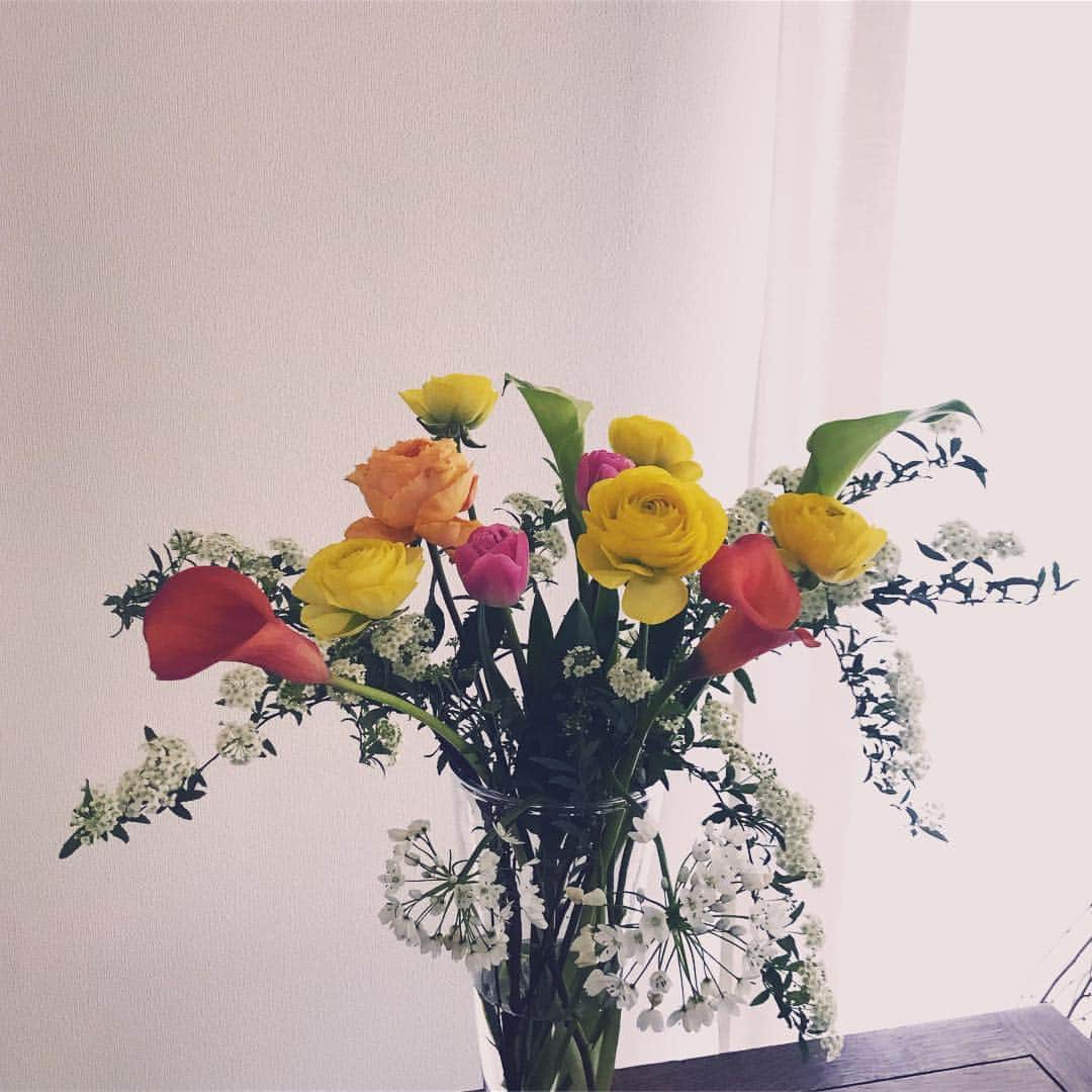 辻直子さんのインスタグラム写真 - (辻直子Instagram)「#flowers#colors#morefortheless🎵 #そうはないけど#うれしいときげんを担ぐとき#あの曲を聞きながらお花をいける☺︎#いい日になりますように#おつかれさま」2月28日 16時20分 - naoko.ts