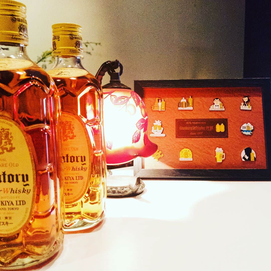 Barre de vin Kのインスタグラム：「2018.02.28  サントリー角瓶８０年記念  素敵なピンバッチまで 頂きました。  #whisky #LouisVuitton #warm #foodstragram #vscocam #instafoode #instavsco #IGersJeP #foodphoto #onthetable #vsco_food #vscogram #fodstyling #feedfeed #mycommontable #foodvsco #foodlover #wine #winelover #barredevink #LIN_stragrammer #オトコノキッチン #kagoshima #cafestragram #大人カフェ #winebar #cafe #winebar」