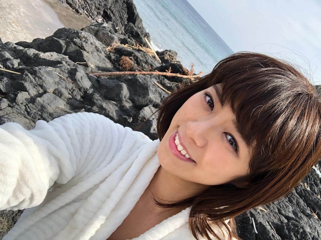 わちみなみのインスタグラム：「八丈島で撮影でした💗 . 車VSわたしってかんじでした🚗🎽 . またまた新鮮な気持ちで撮影に臨めました！よかった。たのしかった！ . #わちみなみ #八丈島 #島 #撮影 #海」