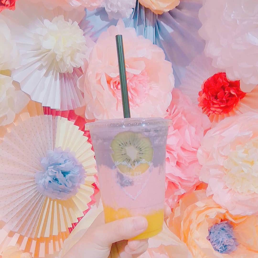 Tastimeのインスタグラム：「. 可愛い😍カラフルなフルーツスムージー💓 菓果 Juice💐 台北市大安區雲和街95號 〜¥999 12pm〜9:30pm Photo by @520_cyh @smilebigbig1030」