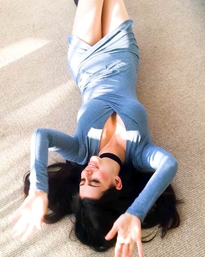 Azzyのインスタグラム：「Thank you everyone for the sweet birthday wishes! 🎈🎁 I'm so so so grateful. Hitting 1 million followers on my bday was the best present ever ❤️😁 it's been wonderful sharing this adventure with you all! I hope I've impacted your lives as much as you have mine. I love you all so much!!! GO TEAM GO!!!」