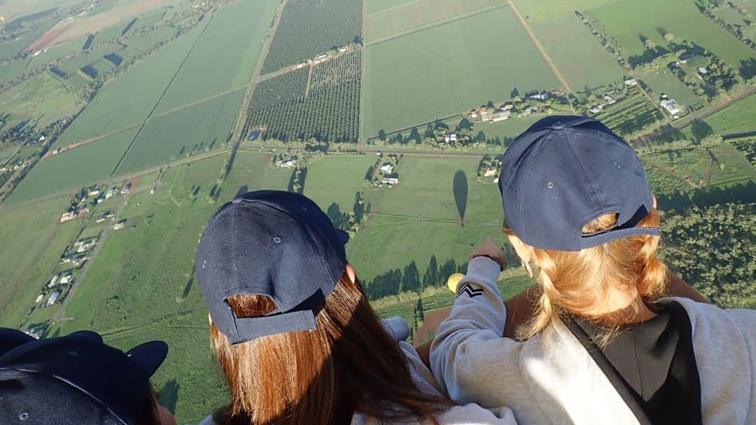 エマ中岡優姫さんのインスタグラム写真 - (エマ中岡優姫Instagram)「〜気球〜 屁っ放り腰になりながら気球乗ったよ〜🎈 こ、わ、い！ カメラ落とさんか不安になりながら撮る！！😂 朝早起きでしてからみんなでお揃いの帽子で ワイワイしたよ！ 日本円で２万円くらいだったかな？ #気球 #オーストラリア #Australia #海外旅行 #trip #ケアンズ #cairns」2月28日 12時06分 - emma__yun