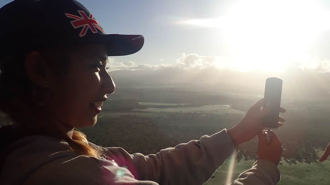 エマ中岡優姫さんのインスタグラム写真 - (エマ中岡優姫Instagram)「〜気球〜 屁っ放り腰になりながら気球乗ったよ〜🎈 こ、わ、い！ カメラ落とさんか不安になりながら撮る！！😂 朝早起きでしてからみんなでお揃いの帽子で ワイワイしたよ！ 日本円で２万円くらいだったかな？ #気球 #オーストラリア #Australia #海外旅行 #trip #ケアンズ #cairns」2月28日 12時06分 - emma__yun