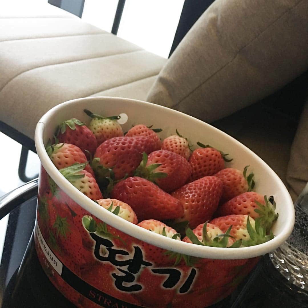 NiyaBeriiのインスタグラム：「🍓」