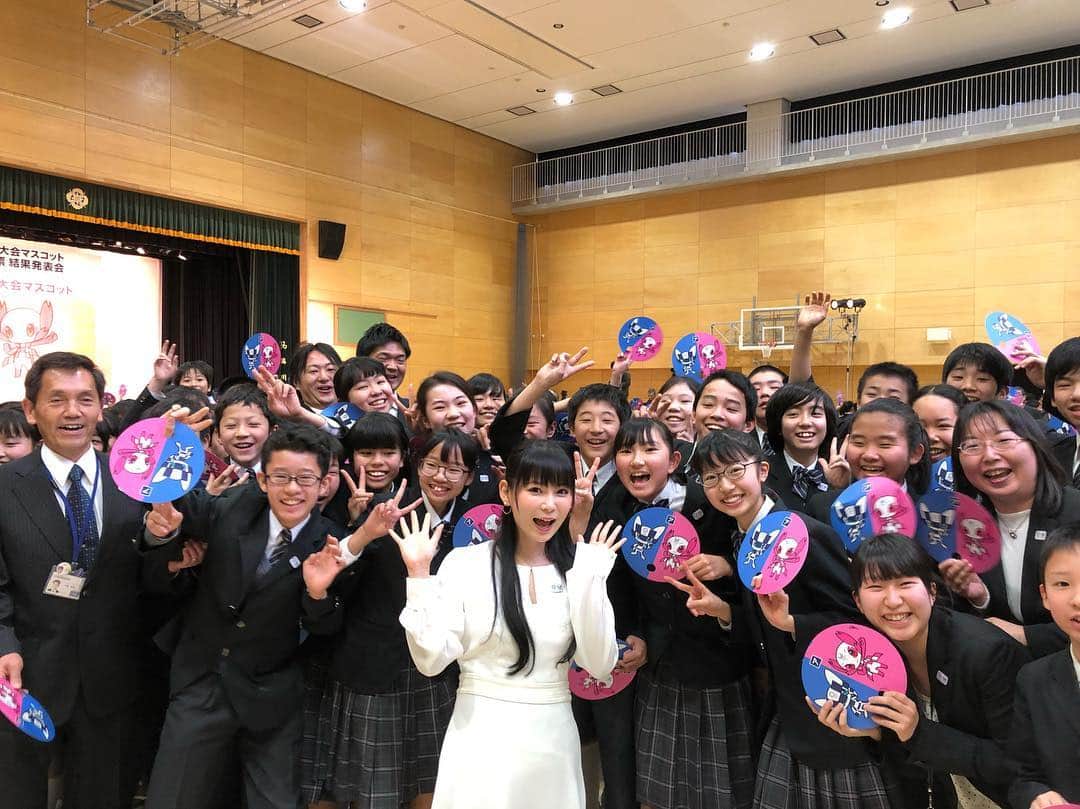 中川翔子さんのインスタグラム写真 - (中川翔子Instagram)「東京2020 公式マスコットは、「ア」案に決まりました！ 記者発表会場にて、協力してくれた子供達と♪」2月28日 12時56分 - shoko55mmts