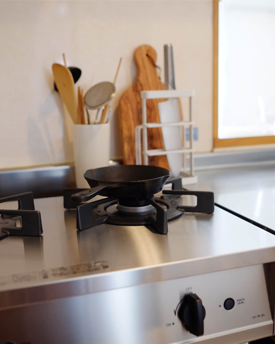 Keikooooooさんのインスタグラム写真 - (KeikooooooInstagram)「🔥🔪🍳 毎日のお料理が楽しくなるように、 めっちゃカッコいいガスコンロをget✨ . ✔︎リンナイのVamo（バーモ）🍳 . 高火力のステンレスガスコンロで、 プロの厨房においてあるようなデザイン‼︎ 今度は、あの重たいお鍋が欲しいなー！ . #ガスコンロ #オシャレ #高火力 #プロ仕様 #スタイリッシュ #ステンレス #シンプル #vamo #リンナイ #キッチン #賃貸インテリア #賃貸暮らし #賃貸 #pr」2月28日 13時18分 - keity1011