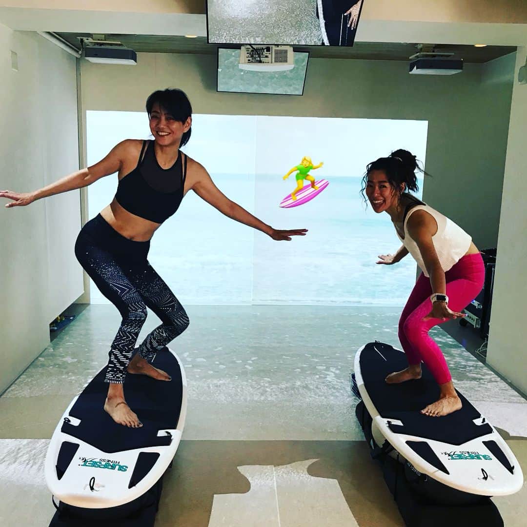 前田典子さんのインスタグラム写真 - (前田典子Instagram)「#surffit  #サーフフィット @wakanozawa ＠hiroyo04 と #行ってきました🏄‍♀️ #バランス#体幹を鍛える #腹筋#脚#ヒップアップに #効いてます👍 #グラグラするぅ #パドリングは肩甲骨周りを意識して動かしてます #波の映像で雰囲気が出ます👍 #楽しくエクササイズ✨」2月28日 13時31分 - maenorichang