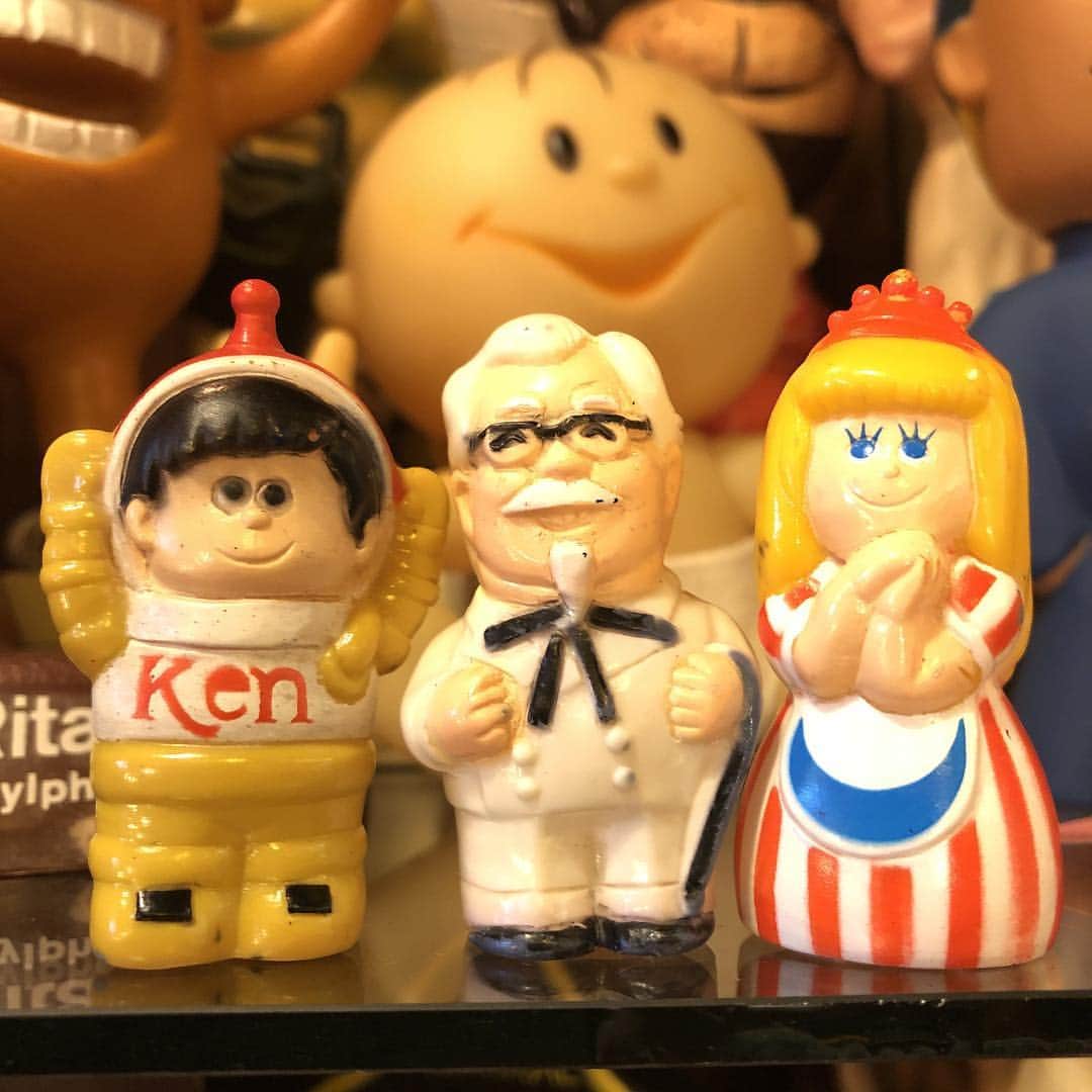 kiarrysさんのインスタグラム写真 - (kiarrysInstagram)「80年代ケンタッキーの指人形です。カーネルと可愛らしい男の子と女の子セットぜひ飾ってあげたい。なかなか珍しい逸品。 KFC Finger Doll Set 2700yen  ウェブショップ掲載済みです。 ⚠️インスタDMからのご注文は受け付けておりません。ご了承下さいませ🙇**➡️ 通販のご注文・商品のお問い合わせはこちら➡︎ メール✉️ kiarrystoys@nifty.com 電話☎️03-3314-3446 Webショップ💻http://kiarrys.ocnk.net/ . #kiarrys #キアリーズ #高円寺 #アメリカ #JUNK #アンティーク #antique #買取 #オモチャ買取 #TOY #vintage #ヴィンテージ #古着#advertisement#Advertising#アドバタイジング#KFC#ケンタッキー#カーネルサンダース」2月28日 14時46分 - kiarrys