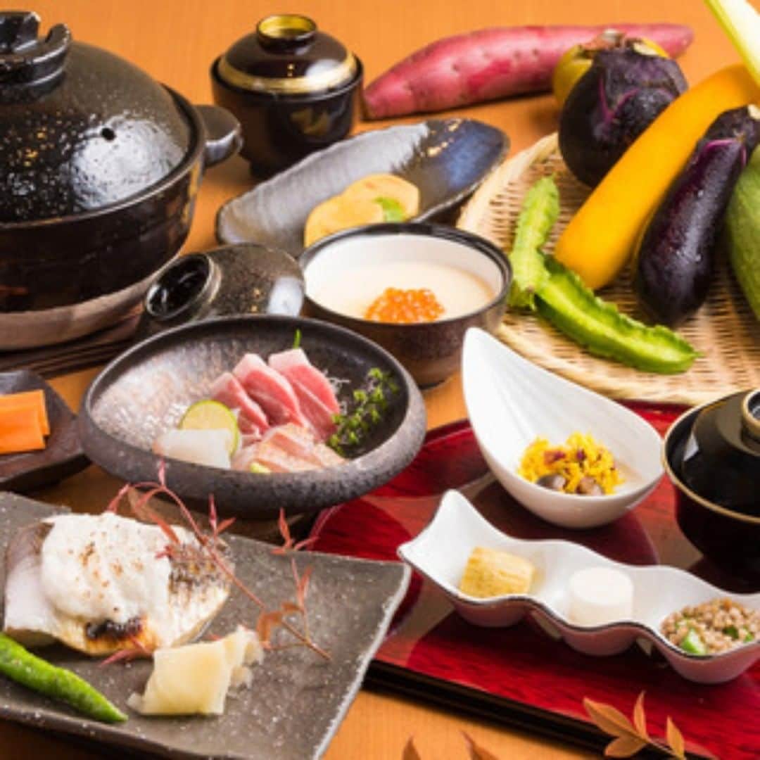 島の恵みと喰らえ匠大門のインスタグラム：「ブログ更新しました！  当店には「早割」制度がございます！早めに予約をしておくだけでとってもお得なので是非ご利用下さいませ。 「料理長おまかせコース」は30日前に予約する事前割引でなんと1,000円割引になるんです！ 料理長がその日厳選した食材から作るコースで、国産にこだわった食材と素材の味を活かした料理がお得に堪能できちゃいます。 ▼詳しくはこちら▼ https://goo.gl/vstbkk ☎電話番号：050-7542-4655 #和食#大門#刺身#個室完備#飲み放題#宴会#GEMSポータル投稿」