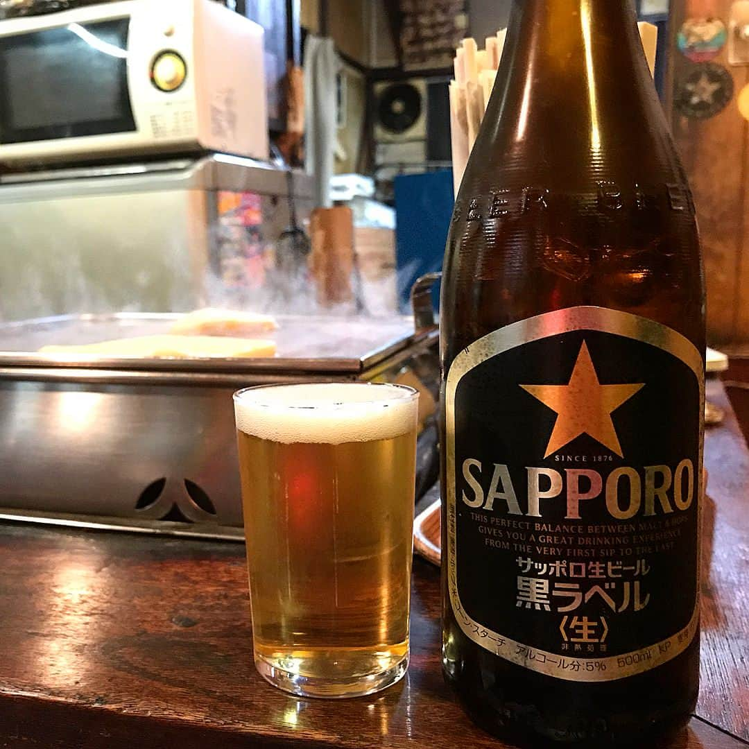 Haisai Chample Beer Festivalのインスタグラム：「恵比寿開拓🍺 創業約60年のおでん屋🍢菊代さん。 女将さんは6、7年前に引退されたということで、常連さんが跡を継いで営業されています。  名物はおでんの殼付きたまご🥚 これは絶対食べて欲しいやーつ♪  おでんもさることながら、何より良かったのが人の雰囲気✨ 大将や常連さんがとても気さくで恵比寿のことを色々と教えてくれました😄  あと、トイレはお家の中にあるものを貸してくれます。（畳の部屋に上がって左手ね〜みたいな感じ。笑）親戚のおじちゃん家に来たみたい😂アットホームで最高でした。  こういうお店探してたんだけど、 悲しいことに、建物が古くなってしまったので6月には立ち退きでお店が無くなってしまうらしい…。 数少ない恵比寿の赤提灯🏮の店。 勿体ないね😢  6月までに何度か遊びに行きたいなー。  #beer #sapporo #japan #ilovebeer #beerstagram #tokyo #ebisu #ビール #サッポロビール #サッポロ黒ラベル #ビール好き #ビアスタグラム #ビアスタグラマー #ビール党 #ビール女子」